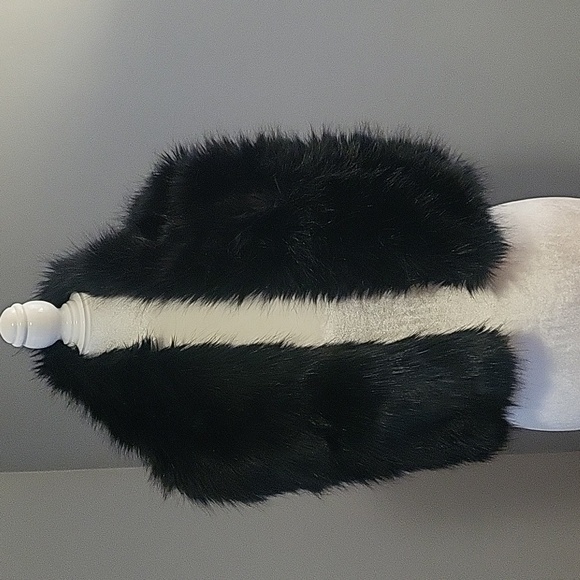 Auxiliary Black Faux Fur Washable Keyhole Scarf - One Size - Picture 4 of 8